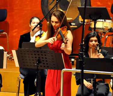Nina Karmon ( Violine ) beeindruckt beim GKO 